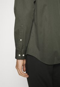 Selected Homme SLHSLIMETHAN SHIRT CLASSIC - Ing - forest  detail w black