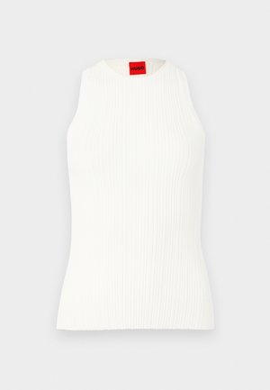 Top bianco senza maniche con texture a coste e design aderente. Etichetta del marchio rossa cucita al colletto. Tessuto liscio.