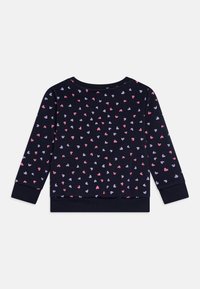 Sweatshirt azul-marinho com um padrão de pequenos corações rosa e roxos, gola redonda, mangas longas e punhos e bainha de malha canelada.
