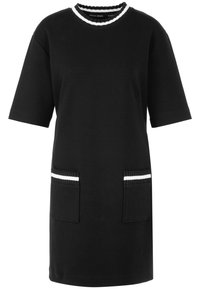 Schwarzes T-Shirt-Kleid aus Baumwolle mit kurzen Ärmeln, rundem Ausschnitt, weißem Besatz und zwei Fronttaschen aus geripptem Stoff mit weißen Akzenten.