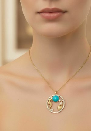 Gouden ketting met een rond hangertje met een turkooise steen, een zeepaardje, een schelp en kleine pareltjes aan de hals van een vrouw.