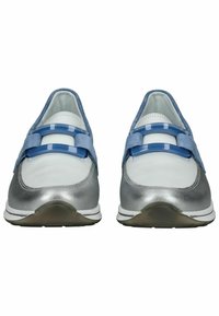 Scarpe da atletica blu e argento con finitura in suede e metallizzata, suole piatte e due strap blu sulla parte anteriore.