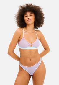 Lichtpaarse bikini set met dunne bandjes. Beha heeft een sleutelgat uitsnede; de slip heeft lichtblauwe accenten en een minimalistisch, stijlvol ontwerp.