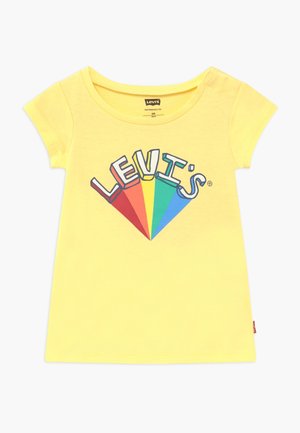 Gul baby T-shirt med korte ærmer med regnbuefarvet Levi's logo på fronten og trykknapper på skulderen.