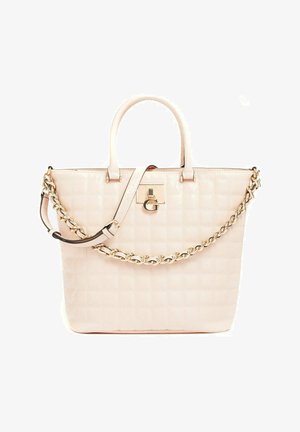 Borsa a tracolla trapuntata di colore rosa chiaro con finitura lucida, dotata di manici doppi e una tracolla in catena dorata. Presenta un fermo con logo dorato sul davanti.