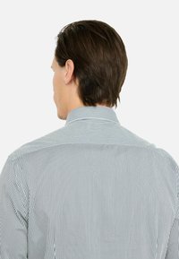 Gestreiftes Hemd in Blau und Weiß aus Baumwolle, mit einem hinteren Kragen, tailliertem Schnitt und knöpfbarem Design mit vertikalen Linien.