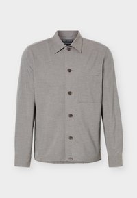 Grå langærmet skjorte med knapper, krave og brystlomme, vist fladt med knapperne knappet foran.