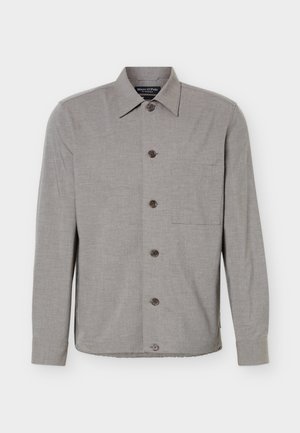 Chemise grise à manches longues avec col et poche poitrine, affichée à plat avec les boutons fermés sur le devant.