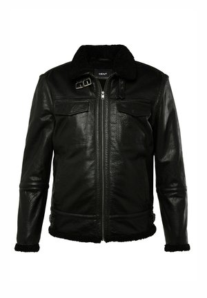 Schwarze Lederjacke mit einem mit Fell gefütterten Kragen, Frontreißverschluss, zwei Brusttaschen und strukturiertem Finish. Akzentuiert mit einer Schnallenbeschreibung.