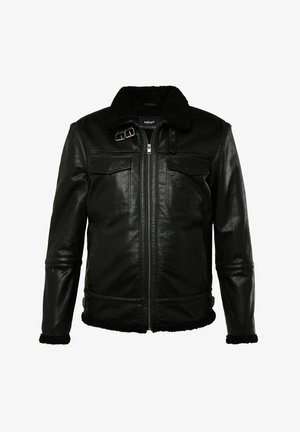 Musta nahkatakki, jossa on turkisvuorattu kaulus, etuvetoketju, kaksi rintataskua ja tekstuuri pinta. Koristeena solkilukko.