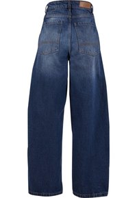 Jean en denim bleu foncé, taille haute, jambes larges, vu de dos avec deux grandes poches arrière et un patch en cuir marron sur la ceinture.