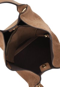 Borsa a tracolla in suede marrone con interno marrone scuro, dotata di tasca con cerniera dorata e chiusura a scatto magnetico.