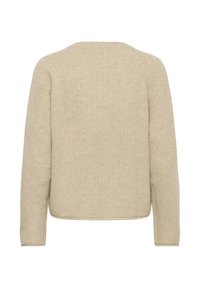 Pull en tricot beige avec un col rond, des manches longues et un ourlet droit, doté d'un motif texturé en côtes sur toute sa surface.