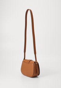 Borsa a tracolla in pelle marrone con forma arrotondata, parte superiore piatta, tracolla regolabile e dettagli in metallo dorato. Texture liscia con dettagli cuciti.