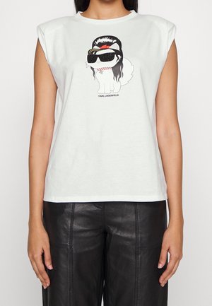 Camiseta blanca de algodón con mangas cortas tipo cap, que presenta un diseño de un perro de dibujos animados usando gafas de sol y un peinado en capas.