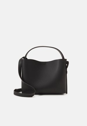 Sort læderhåndtaske med en buet top, bred krop og en lang justerbar rem. Glat tekstur, minimalistisk hardware og diskret logodetalje.