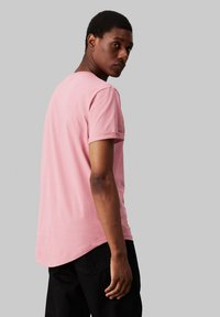 Calvin Klein Jeans BADGE TURN UP SLEEVE - Camiseta básica - rose dusk