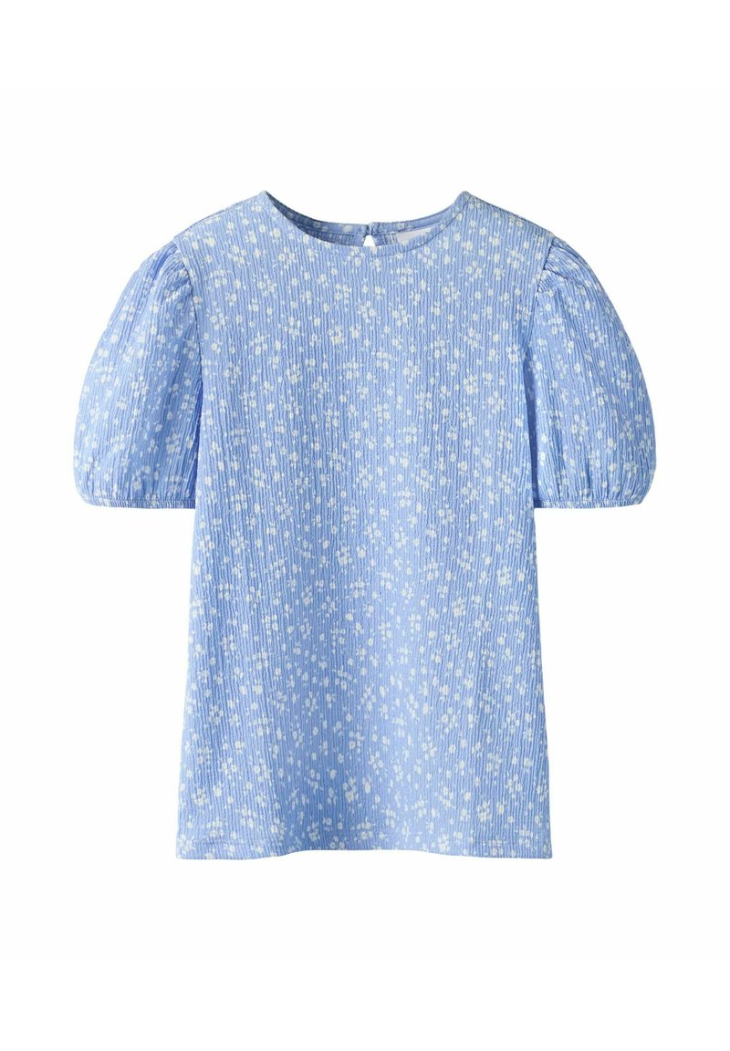 Lyseblå bluse med tekstureret stof og hvide blomsterprint, rund halsudskæring og puffede ærmer. Bagtil lukning med en lille knap.