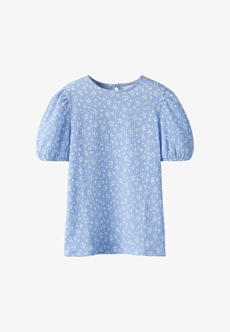 Lyseblå bluse med tekstureret stof og hvide blomsterprint, rund halsudskæring og puffede ærmer. Bagtil lukning med en lille knap.