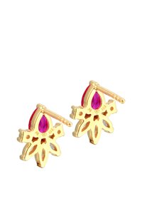 Goldfarbene Blütenohrringe mit einem tropfenförmigen roten Edelstein und filigranem Ausschneide-Design, mit einem sicheren Stiftverschluss und polierter Oberfläche.