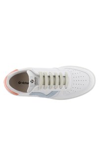 Zapatilla blanca con logo azul claro, cordones beige, acento en el talón color coral y área de punta perforada, vista desde arriba.