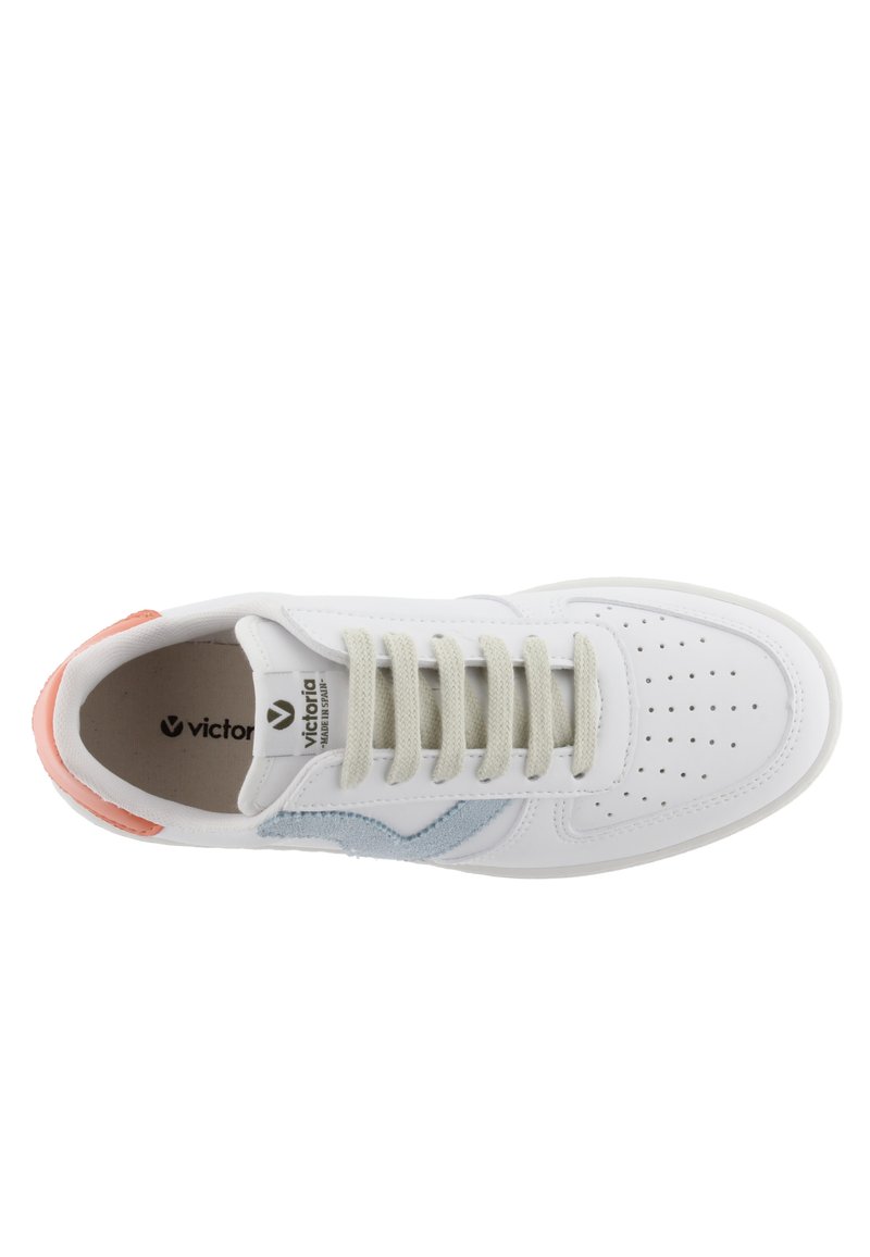 Zapatilla blanca con logo azul claro, cordones beige, acento en el talón color coral y área de punta perforada, vista desde arriba.