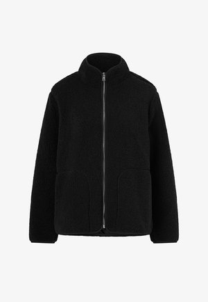 Zwarte fleecjas met een hoge kraag, volledige ritssluiting aan de voorkant en twee zijzakken. De stof heeft een gestructureerde, zachte uitstraling.