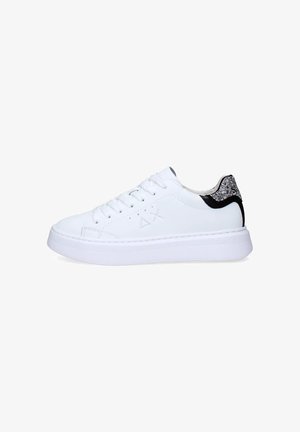Sneaker bianco in pelle con punta rotonda, suola piatta e dettagli neri e glitterati sul tallone. Sei occhielli per i lacci e tomaia testurizzata.
