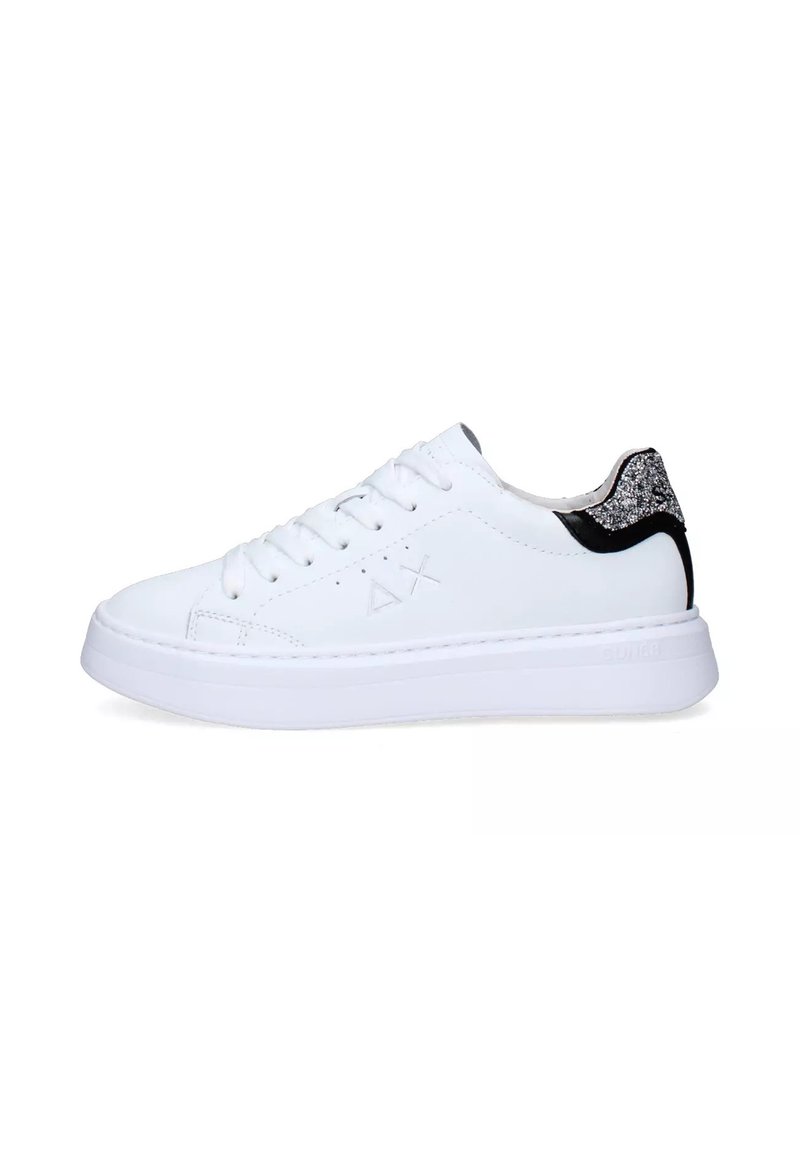 Sneaker bianco in pelle con punta rotonda, suola piatta e dettagli neri e glitterati sul tallone. Sei occhielli per i lacci e tomaia testurizzata.