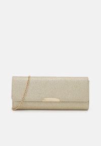 Kovová zlatá kabelka s třpytivým povrchem, obdélníkový tvar, řetízkový popruh a elegantní, minimalistický zlatý hardware.