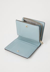 Portafoglio in pelle texturizzata azzurro chiaro con scomparto con cerniera, diverse tasche per carte e chiusura a scatto, caratterizzato da accessori in metallo dorato.