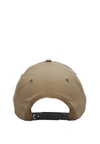 Gorra de béisbol color marrón con una corona redondeada, seis orificios de ventilación y una correa ajustable negra en la parte posterior. Fabricada con una tela de textura suave.