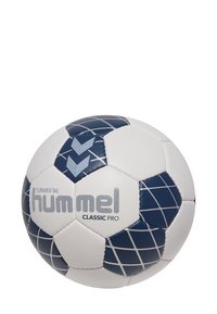 Vit fotboll med marinblå accenter, med ett hexagonalt paneldesign, texturerad yta och "hummel CLASSIC PRO"-märken.