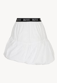 Witte gelaagde rok met een elastische tailleband met een zwarte band waarop "BIZUU" is gedrukt. Gemaakt van lichte stof, met een zachte textuur.