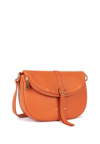 Borsa a tracolla in pelle arancione con forma curvata, patta pieghevole, accessori in oro e dettagli con zip visibili lungo il bordo superiore.