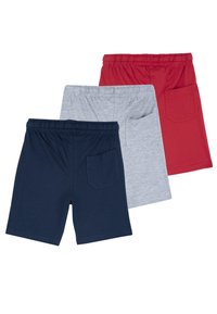 Trois paires de shorts : une marine, une grise et une rouge. Fabriqués en coton, avec une taille élastique et une poche arrière sur chaque paire.