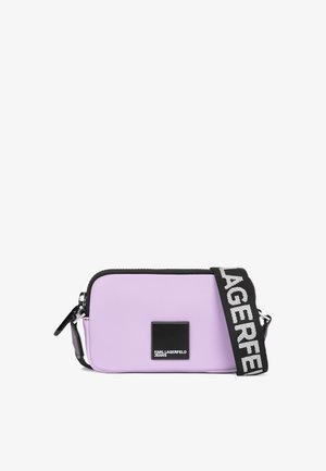 Lila synthetische Leder Umhängetasche mit schwarzen Akzenten, Reißverschluss, rechteckiger Form, Logopatch und verstellbarem Gurt mit Markenname.