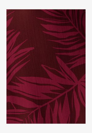 Bordeaux stof heeft een gedurfd, contrasterend loofpatroon met gestructureerde lijnen, en vertoont een rijke, gladde oppervlakte en diepe, levendige kleur.