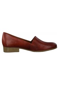 Scarpa slip-on in pelle marrone con superficie texturizzata, tacco basso e punta rotonda. Presenta un retro liscio e un sottile design perforato.