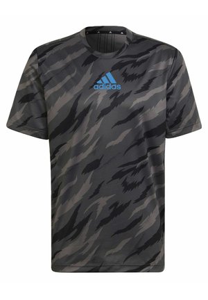 T-shirt de sport manches courtes pour homme Adidas avec motif camouflage abstrait noir et gris et logo Adidas bleu sur la poitrine.