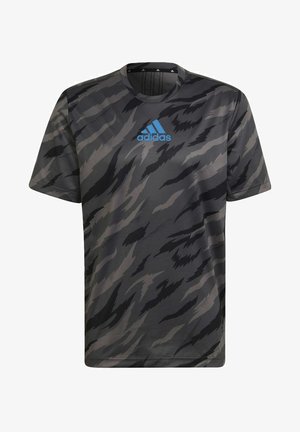 Męska sportowa koszulka Adidas z krótkim rękawem, w czarno-szary abstrakcyjny wzór moro i niebieskie logo Adidas na piersi.