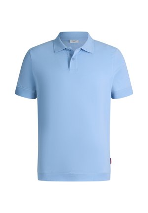 Hellblaues Poloshirt mit kurzen Ärmeln, Zweiknopf-Blende, geripptem Kragen und Bündchen sowie einem kleinen roten Seitenschild.