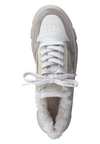 Λευκό και μπεζ αθλητικό παπούτσι με άνω μέρος από σουέτ και δέρμα, διαθέτοντας υφή με γούνινη επένδυση και επίπεδα, λευκά κορδόνια. Σχεδίαση με τρυπητή μύτη.