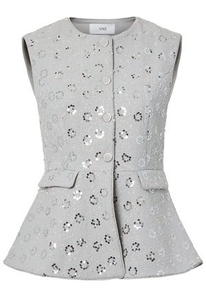 Αμάνικη ανοιχτό γκρι γιλέκο με πεπλούμ, στρογγυλή λαιμόκοψη, μπροστινά κουμπιά, τσέπες με καπάκι και ασημένιες υφασμάτινες διακοσμήσεις με λουλούδια.