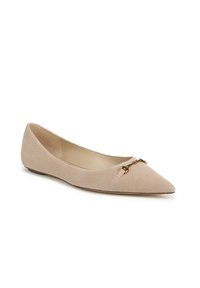 Beige suède puntige ballerinaschoen met een klein gouden kettingdetail aan de voorkant en een lage hak.