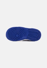 Nike Sportswear DUNK LOW UNISEX - Sneakers basse - white/concord/university red