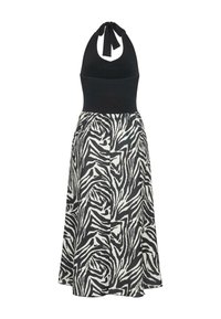 Robe noire à encolure halter avec un corsage ajusté et une jupe fluide présentant un motif audacieux en noir et blanc à rayures zébrées.