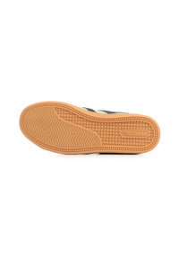 Sneakersole met een gestructureerd rubberen oppervlak van gum, voorzien van een zigzagprofiel en een logo aan de zijkant. Kleur: tan met donkerder accenten.