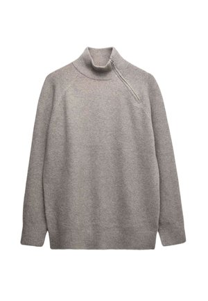 Světlě šedý pletený svetr s vysokým žebrovaným límcem a asymetrickým zipem na levém rameni.