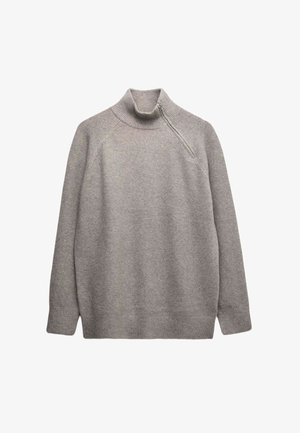 Lysegrå strikket sweater med høj ribbet krave og asymmetrisk lynlåsdækning på venstre skulder.